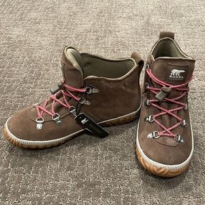 Sorel boots size 6Y or ladies size 7. NWOB